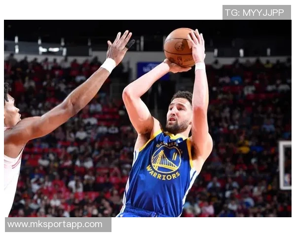 克莱手感回暖却遭冷落赛后愤怒扔水瓶表达不满情绪