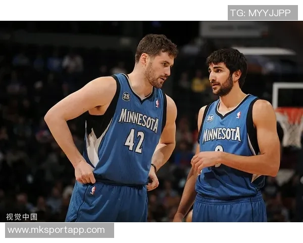 布克赛后与模仿者中国布克亲密合影赠送签名球衣展现友谊与支持